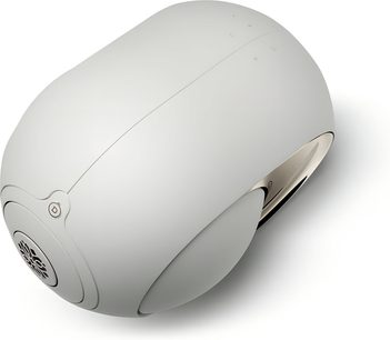 Valkoinen DEVIALET Phantom Ultimate 108 dB -älykaiutin, soikea muoto, muovia ja metallia, 3/4-yläkuva, +/−-painikkeet