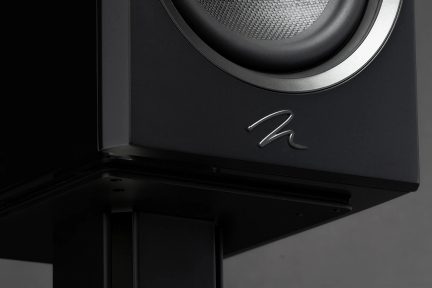Diffusore da scaffale MartinLogan nero su supporto, primo piano dell'altoparlante e del logo