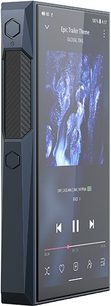 Аудіофільський плеєр FiiO M23 у сіро-антрацитовому алюмінієвому корпусі, активний сенсорний екран, що займає майже всю передню панель, текстуроване бічне колесо та відповідні шестикутні кнопки, вид з лівого переднього тричвертного ракурсу