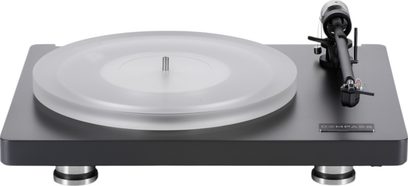 ClearAudio Compass siyah yüksek kaliteli vinil plak çalar, ön görünüm, mat siyah dikdörtgen taban, yarı saydam buğulu akrilik kalın plak tablası, sağ tarafta tüp şeklinde siyah okuma kolu, üç adet silindirik metal ayak