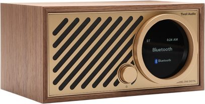 Radio Tivoli Model One Digital, cassa in noce, frontale in metallo dorato, griglia nera inclinata, schermo rotondo con rotella, vista 3/4 anteriore