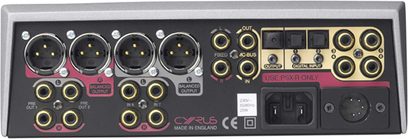 Cyrus DAC Xp+ sort stereoforbedrer, frontpanel med XLR- og RCA-stik, knapper, digitalt display og kontakt