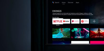 Pantalla negra que muestra una interfaz de usuario con texto blanco, íconos de aplicaciones, imágenes coloridas y pestañas en la parte superior.