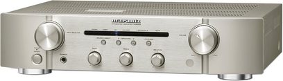 Wzmacniacz zintegrowany stereo Marantz PM5004 w kolorze srebrnym, przedni panel z przyciskami i pokrętłami regulacyjnymi, widok z przodu