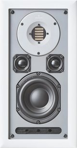 Inbouwluidspreker AudioVector R INWALL Arreté, frontaal zicht, rechthoekig wit metalen frame met grijs metalen binnenpaneel, voorzien van een ronde tweeter met vergulde lamellen omrand door aluminium, twee kleine zwarte middentoners in zeshoekige behuizingen, een grote zwarte woofer met rubberen ophanging en een ovale basreflexopening bekleed met akoestische stof