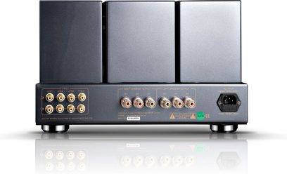 Cayin CS-845A Reference melns lampu stereo integrētais pastiprinātājs, aizmugures skats, melns metāla korpuss ar trim taisnstūrveida transformatoru vākiem augšpusē, sešas zeltītas RCA ieejas, astoņi skaļruņu termināļi un IEC barošanas ligzda