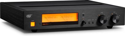 Phono předzesilovač Mofi Electronics MasterPhono černý, pohled ze tří čtvrtin s dvojitým oranžovým vu-metrem a dvěma černými otočnými ovladači