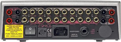 Cyrus 6 VS2 stereo hi-fi forstærker, frontpanel i gråmetallic med hovedtelefon- og mikrofonindgange, knapper og lysende indikatorer