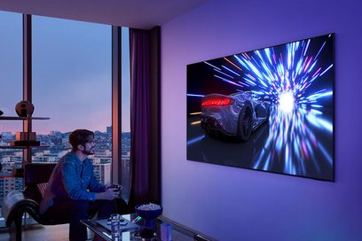 TV Samsung TQ77S95FA nera, con cornice in metallo ultrasottile e pannello in vetro lucido, montata a parete vista di tre quarti da destra