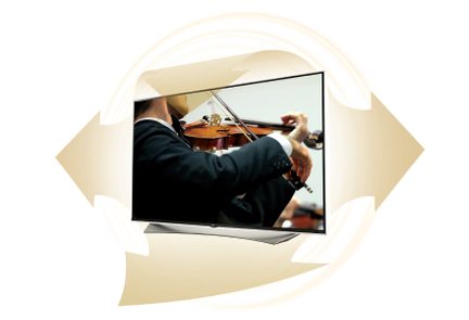 Nærbillede af musikere, der spiller violin, på en tv-skærm set forfra