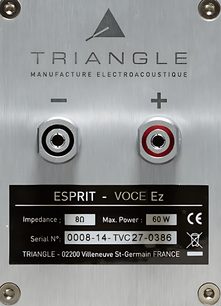 Triangle Voce Ez center højttaler, sort lakeret finish, set forfra, røde og sorte terminaler, etiket med tekniske specifikationer