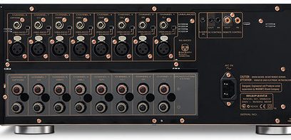 Marantz MM8003 effektforstærker i sort, set forfra, med 8 XLR- og RCA-indgange, 8 højttalertilslutninger og et display
