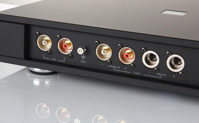 Фонокоректор Rega Aura MC чорний, вигляд ззаду, 6 позолочених RCA-роз’ємів, 2 перемикачі, написи "Input", "Earth", "Output"