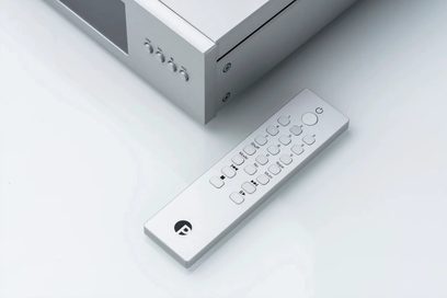 Pro-Ject CD Box RS2 Transport, stříbrný hliníkový kryt s displejem a třemi kulatými tlačítky, dálkové ovládání, pohled ze tří čtvrtin