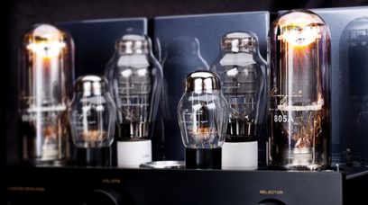 Amplificador integrado estéreo a válvulas Cayin CS-805A, chasis metálico negro en vista frontal cercana, seis tubos de vidrio incandescentes visibles, incluida la 805A serigrafiada