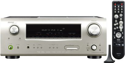 Denon AVR-1509 sort hjemmebiografsforstærker, set forfra, sølvfarvet front med knapper, LCD-skærm, hovedtelefonstik og USB-port