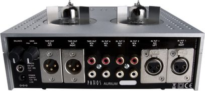 Pathos Aurium sølv hodetelefonforforsterker, frontvisning, 2 vakuumrør, 8 RCA-utganger, 4 potmetre, 2 XLR-utganger, 2 jackutganger