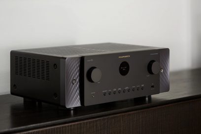 Marantz Cinema 60 DAB fekete otthoni mozi erősítő, előlről nézve, előlap gombokkal és digitális kijelzővel