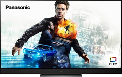 Panasonic TX-65HZ2000E-tv, der viser en mand foran en blå brændende bil og bygninger, med OLED-logoet