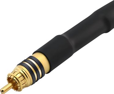 Primo piano prospettico sull’estremità dorata placcata in oro del cavo audio RCA Oehlbach Series 1 1m, guaina in plastica nera opaca con tre anelli decorativi neri e argentati