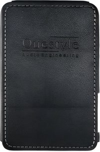 Aukštos kokybės grotuvo dėklas Questyle SIGMA juodos odos kišeninis dėklas, vaizdas iš priekio, įspaustas logotipas ir kontrastiniai balti dygsniai