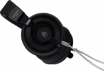Schwarzer Hi-Fi-Kopfhörer Final DX4000CL in Seitenansicht mit großer rechter Ohrmuschel und silbernem, geflochtenem Audiokabel