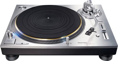 Gramofon Technics SL-1200GEG-S stříbrný, pohled shora, černý talíř, raménko, ovládací tlačítka a regulační kolečka