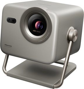 Βιντεοπροβολέας Hisense M2 PRO σε μεταλλικό γκρι μεταλλιζέ, κυβάτιο με στρογγυλεμένες γωνίες, μεγάλη μπροστινή φακός με μεταλλικό δαχτυλίδι, πλαϊνό παράθυρο αισθητήρα και ρυθμιζόμενη σωληνωτή βάση, λήψη τριών τετάρτων από αριστερά μπροστά