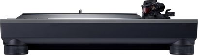 Technics SL-1500CS lemezjátszó elölnézetből, fekete vázzal és ezüsttányérral, egyenes hangkarral piros hangszedővel