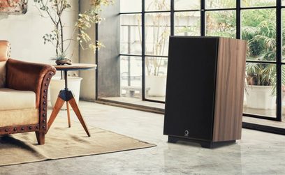 Sloupcový reproduktor Elipson Heritage XLS 15 v tmavém dřevě, v obývacím pokoji s koženým křeslem a francouzským oknem