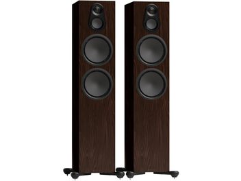 Monitor Audio Silver 500 8G diófa álló hangsugárzó-pár, elölnézetben négy fekete hangszóróval