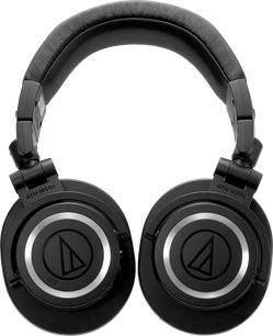 Bezdrátové hi-fi sluchátka ATH-M50xBT2, pohled zepředu, černý polstrovaný náhlavní oblouk, kulaté černé náušníky s kovovými stříbrnými kroužky