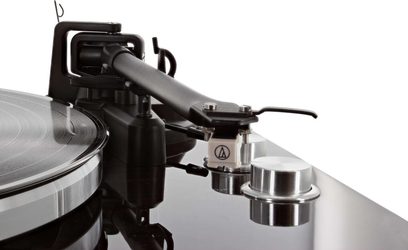 Enova HIFI Vision 4 USB pladespiller i mørk valnød, tonarm med pickup, løftearm og modvægt, set fra siden