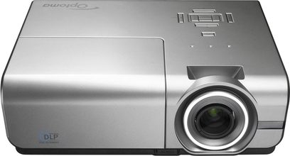 Optoma EH1060 videoprojektor i metallisk grå, set forfra, centreret objektiv, knapper på toppen, logo øverst til venstre