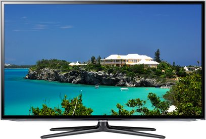 Plochý televizor Samsung UE55ES6100W zobrazující letecký pohled na tropický hotelový komplex u tyrkysového moře