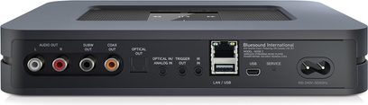 BlueSound Node 2 sort netværksaudioafspiller, set forfra, tilslutninger på bagsiden, knapper og porte på toppen