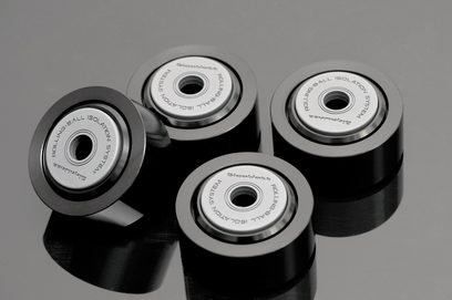 Cztery stopy tłumiące drgania GigaWatt Rolling-Ball Isolation System, czarne cylindry z kulkami, zdjęcie produktu