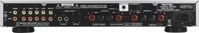 Rotel RA-11 sort integreret stereo hi-fi-forstærker, set forfra, sort front med knapper, stik og digitalt display