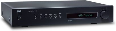 Sintonizzatore NAD C426 nero, pannello frontale, vista frontale, display blu, pulsanti e manopola argentati, presa per cuffie jack da 6,35 mm