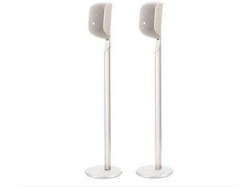 Dva bílé stojany na reproduktory Bowers & Wilkins FS-M1 MK2, zepředu, umístěné vedle sebe na bílém pozadí