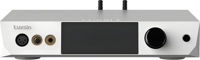 Preamplificator de căști high-fidelity Luxsin Audio X9 văzut din față, carcasă dreptunghiulară din aluminiu argintiu cu ecran central negru, mufe pentru căști XLR și jack cu inele aurii în stânga, buton mare de volum negru și buton mic de pornire în dreapta, două antene negre ieșind ușor în spate
