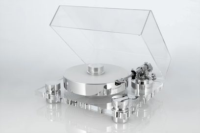 Transrotor Bellini RB880 hi-fi pladespiller i sølv og transparent, rundt pladetallerken og cylindriske metalstøtter på rektangulær sokkel med opklappeligt låg i akryl, set fra trekvart forfra
