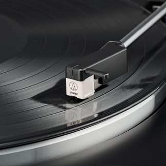 Audio-Technica pladespiller i close-up af ATN3600L-pickup og tonearm på sort vinylplade