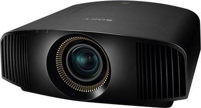 Sony VPL-VW500ES sort videoprojektor, set lidt skråt forfra, centreret linse med cirkulær gylden gitter