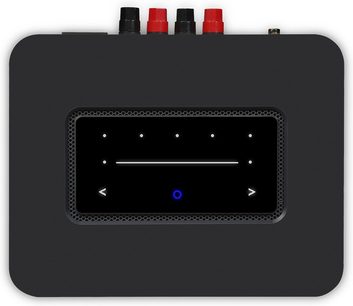 BlueSound Powernode sort hi-fi stereforstærker. Frontpanel med blå LED-skærm, 5 knapper og 4 røde og sorte jackstik