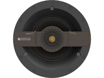 Zapuštěný reproduktor Monitor Audio C2S černý, pohled zepředu, kruhová perforovaná mřížka se zlatým logem uprostřed