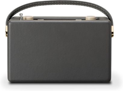 Roberts Revival iStream 3L -harmaa hiilivärinen pöytäradio nahkaefektipinnalla, takaa kuvattuna, suorakaiteen muotoinen runko pyöristetyin kulmin ja kaarevalla kahvalla, kultaiset saranat, taitettu teleskooppiantenni ja kaksi kermaista painiketta yläosassa.