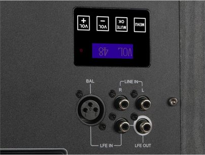 Tonewinner SW-D6000 subwoofer set bagfra, close-up af kontrolskærm samt XLR- og RCA-tilslutninger på sort panel
