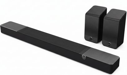 Schwarze Klipsch Flexus Core 300 Soundbar mit zwei schwarzen Surr 200 Lautsprechern vor weißem Hintergrund