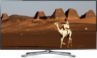 Samsung UE55F6640 TV-skærm, der viser et billede af en kamel og en person i en ørken med pyramider i baggrunden